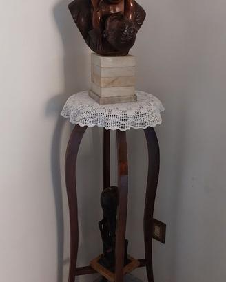 Busto di donna che allatta su treppiede