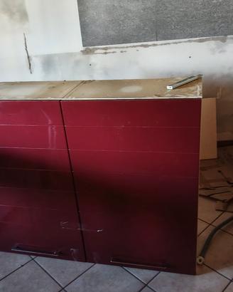 La cucina con lavastoviglie, piano a induzione e f