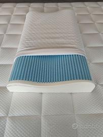 Cuscino cervicale in memory foam e gel fresco