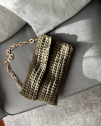 Borsa a tracolla realizzata all’uncinetto