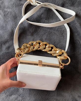 Cluck bianca con accessori color oro