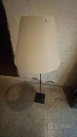 LAMPADA DA TERRA CON PARALUME – DESIGN MINIMALE