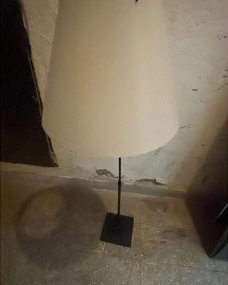 LAMPADA DA TERRA CON PARALUME – DESIGN MINIMALE