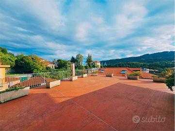 Appartamento di 144 m² con più di 5 locali e posto