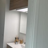 Mobile bagno moderni con lavabo e specchio