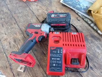 avvitatore ad impulsi con batteria e 