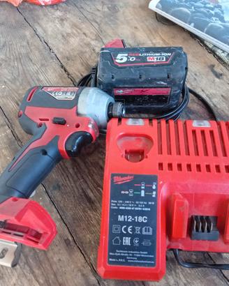 avvitatore ad impulsi con batteria e 