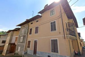 Particolare Cascinale con più unità e cortile di p