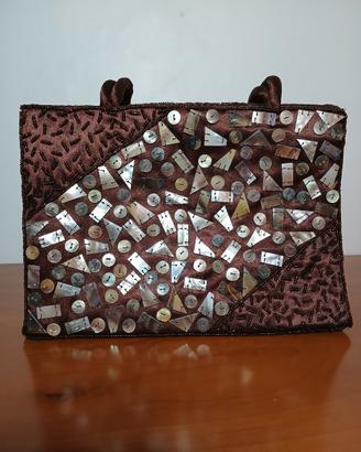 borsa ricamata con madre pérola 