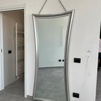 Specchio con catena - elegante e robusto