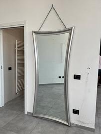 Specchio con catena - elegante e robusto