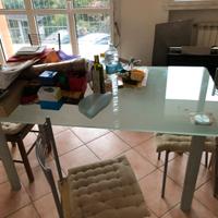 Tavolo con tre sedie