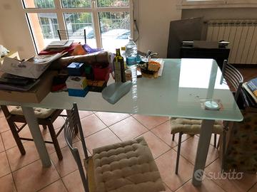 Tavolo con tre sedie