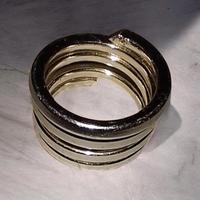 anello giallo di plastica 