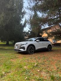 AUDI Q4