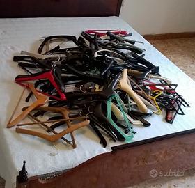 Lotto di oltre 100 grucce appendiabiti