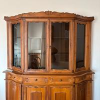 Libreria/credenza in legno con vetrinetta