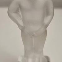 Statuina enfant qui piss cristallo Val Saint Lambe