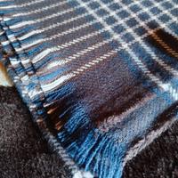 Sciarpone a quadri blu e bianchi, nuovo.