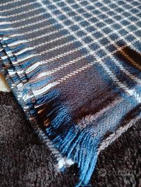 Sciarpone a quadri blu e bianchi, nuovo.