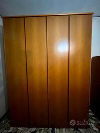 Armadio grande in legno con ripiani e cassetti.