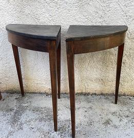 Doppi tavoli ad angolo e tanti mobili eleganti