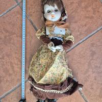 Bambola femminile con vestito tradizionale