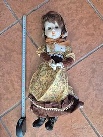 Bambola femminile con vestito tradizionale