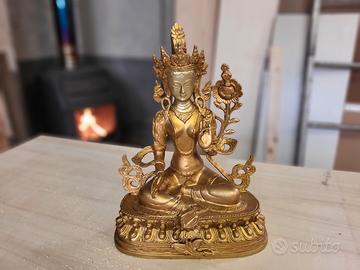 statua Tara Buddista in metallo pittura oro
