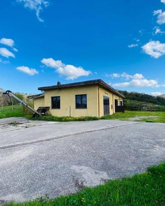 Attività / Licenza di 120 m² con 2 locali a Poggio