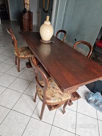 Tavolo in legno massello con sedie