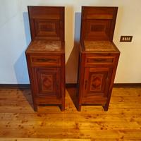 Coppia di comodini in noce con piano in marmo