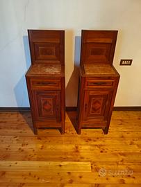 Coppia di comodini in noce con piano in marmo