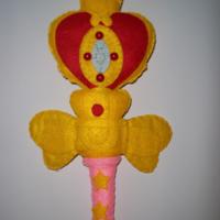 Peluche scettro Sailor Moon in pannolenci.