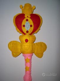 Peluche scettro Sailor Moon in pannolenci.