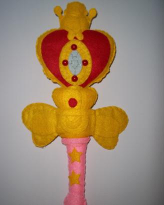 Peluche scettro Sailor Moon in pannolenci.
