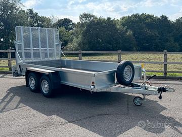 Rimorchio ribassato con rampa 366 x 179 cm.