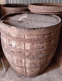 vecchie botti di vino in legno