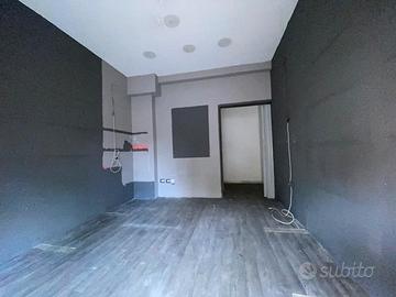 Locale commerciale - via del cassano, napoli