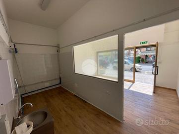 NEGOZIO A SCANZOROSCIATE