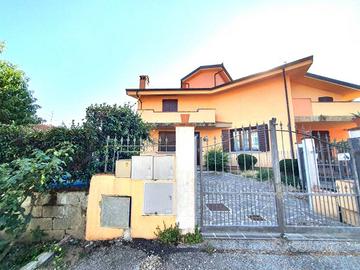 Casa indipendente di 180 m² con più di 5 locali a 