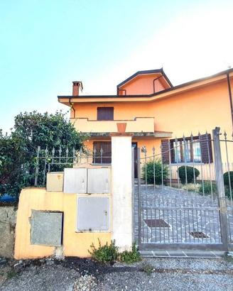 Casa indipendente di 180 m² con più di 5 locali a 