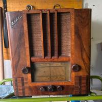 Radio d’epoca vintage in legno