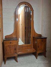 Mobile d'epoca con specchio e comodini