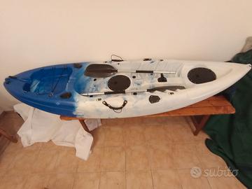 Kayak bianco e blu