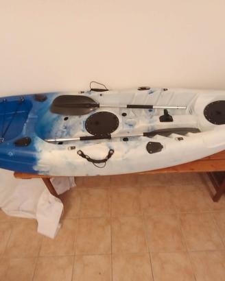 Kayak bianco e blu