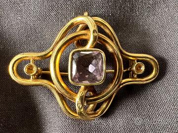 Spilla a nodo in oro, con ametista