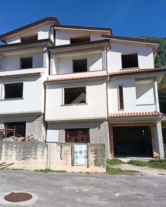 VILLA A SCHIERA A SANTA LUCIA DI SERINO