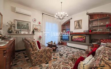 PORZIONE DI TRIFAMILIARE