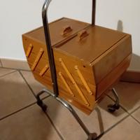 Cestino cucito in legno con ruote